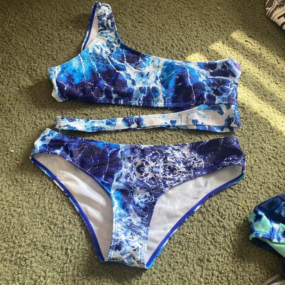 Size M and bottoms are a little cheeky but not a lot and it has great material